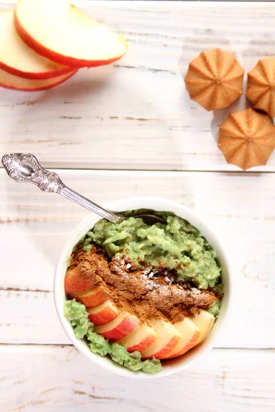 Frühstück mit Müsli und Obst. — Stockfoto