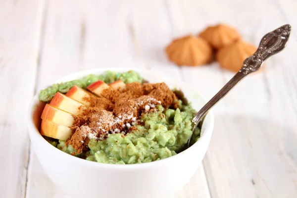 Frühstück mit Müsli und Obst. — Stockfoto