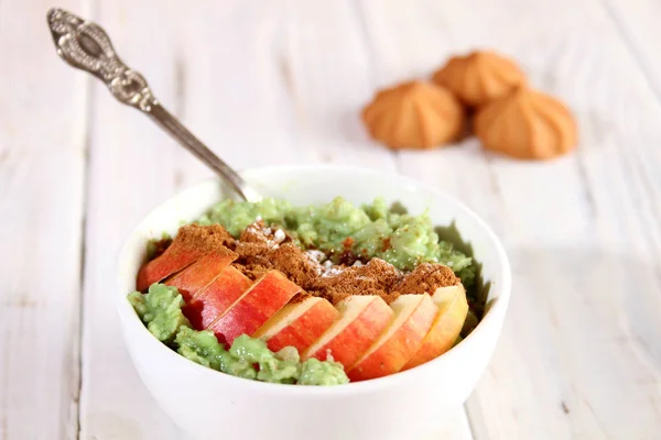 Breakfast with oatmeal and fruit. — Stock Photo, Image