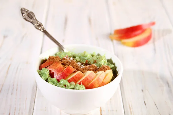 Frukost med gröt och frukt. — Stockfoto