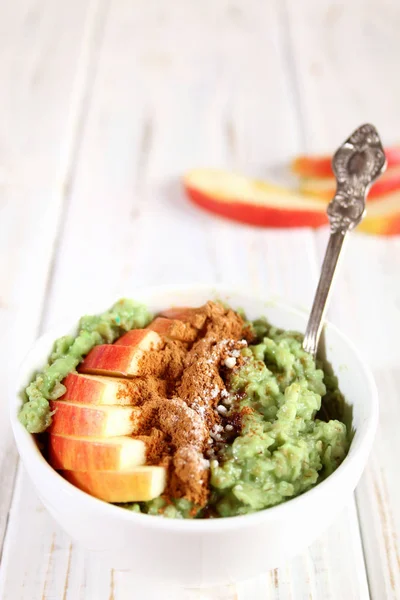 Frukost med gröt och frukt. — Stockfoto