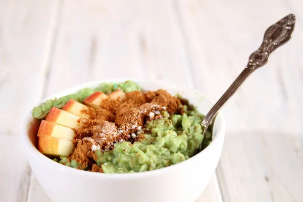 Frukost med gröt och frukt. — Stockfoto