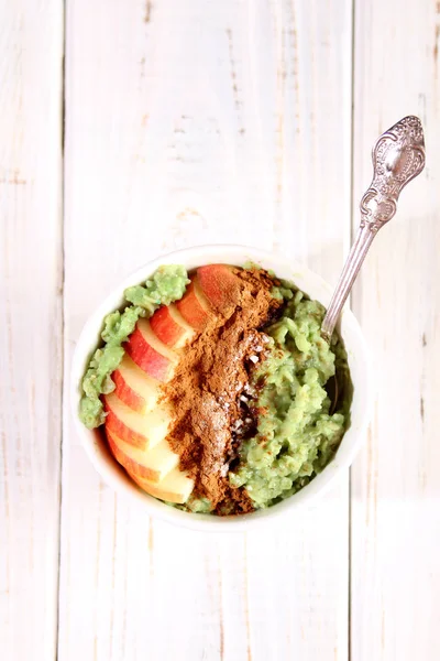 Desayuno con avena y fruta . — Foto de Stock