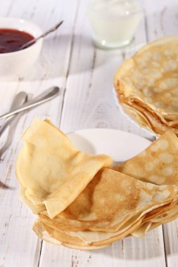 İnce krep ve çilek reçeli