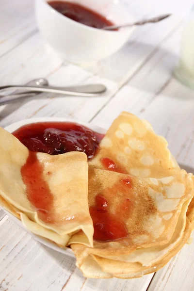 Λεπτές τηγανίτες με μαρμελάδα φράουλα — Φωτογραφία Αρχείου
