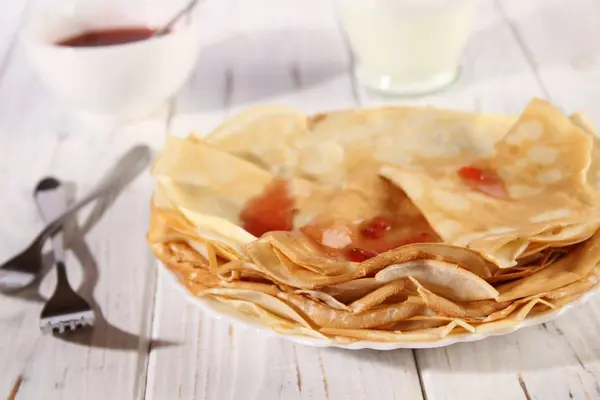 Crêpes fines à la confiture de fraises — Photo