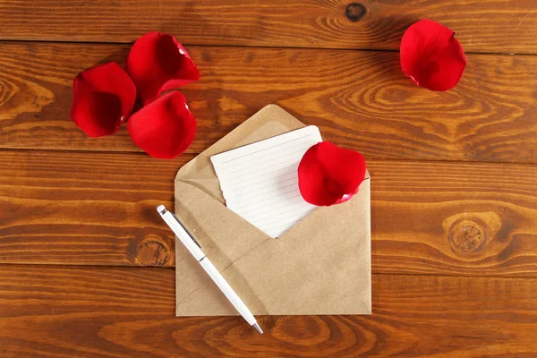 Cuaderno con pluma sobre una mesa de madera — Foto de Stock