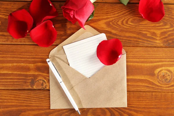 Caderno com caneta em uma mesa de madeira — Fotografia de Stock