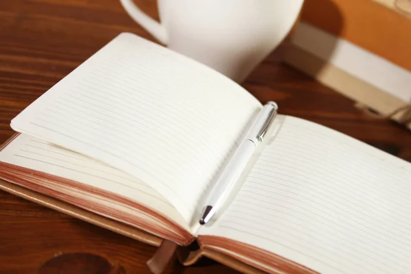 Bruin notitieboekje op een houten tafel — Stockfoto