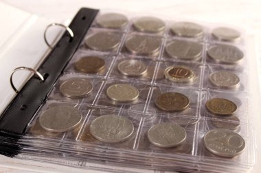 Farklı ülkelerden ve zamanlardan bir sürü bozuk para. Numismatikler