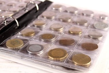 Farklı ülkelerden ve zamanlardan bir sürü bozuk para. Numismatikler