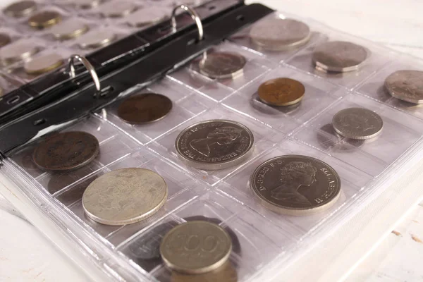 Veel munten van verschillende landen en tijden. Numismatiek — Stockfoto