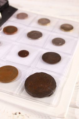 Farklı ülkelerden ve zamanlardan bir sürü bozuk para. Numismatikler