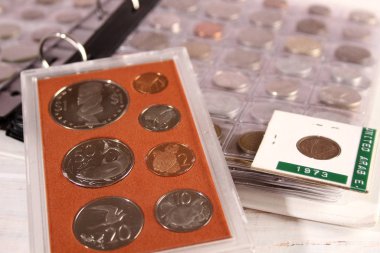 Farklı ülkelerden ve zamanlardan bir sürü bozuk para. Numismatikler