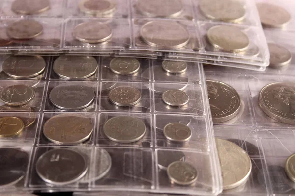 Farklı ülkelerden ve zamanlardan bir sürü bozuk para. Numismatikler