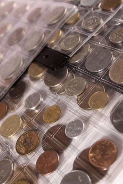 Farklı ülkelerden ve zamanlardan bir sürü bozuk para. Numismatikler