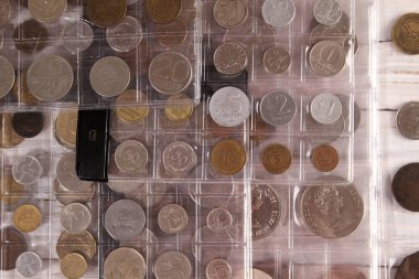 Farklı ülkelerden ve zamanlardan bir sürü bozuk para. Numismatikler