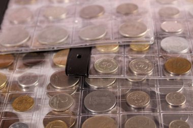 Farklı ülkelerden ve zamanlardan bir sürü bozuk para. Numismatikler