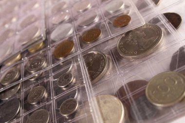 Farklı ülkelerden ve zamanlardan bir sürü bozuk para. Numismatikler