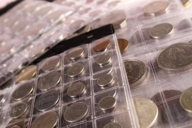 Farklı ülkelerden ve zamanlardan bir sürü bozuk para. Numismatikler