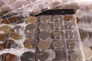 Farklı ülkelerden ve zamanlardan bir sürü bozuk para. Numismatikler