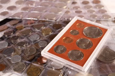 Farklı ülkelerden ve zamanlardan bir sürü bozuk para. Numismatikler