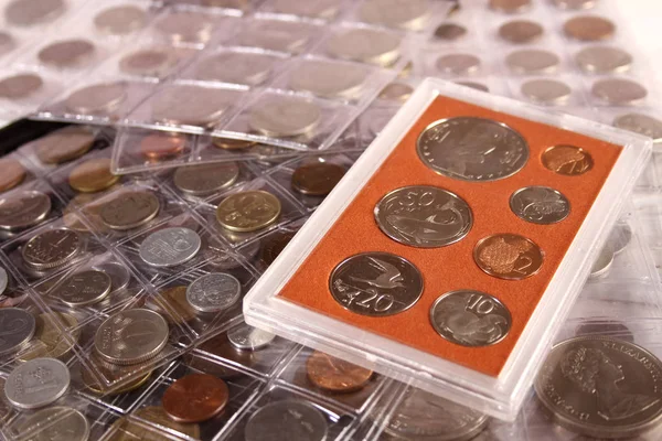 Mnoho mincí z různých zemí a časů. Numismatika — Stock fotografie