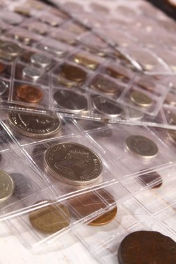 Farklı ülkelerden ve zamanlardan bir sürü bozuk para. Numismatikler