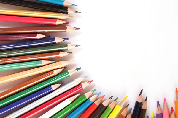 Gekleurde potloden liggen op een rij — Stockfoto