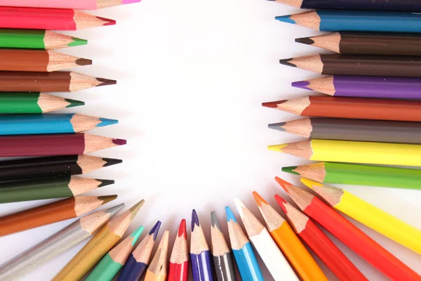 Kolorowe ołówki leżą w rzędzie — Zdjęcie stockowe