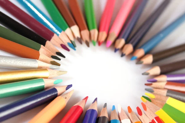 Színes ceruzák fekszenek egymás után. — Stock Fotó