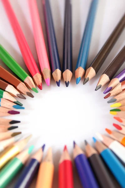 Цветные карандаши лежат в ряд — стоковое фото