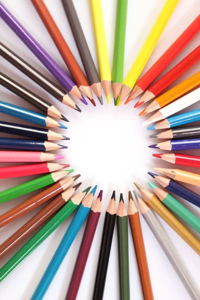 Crayons de couleur se trouvent dans une rangée — Photo