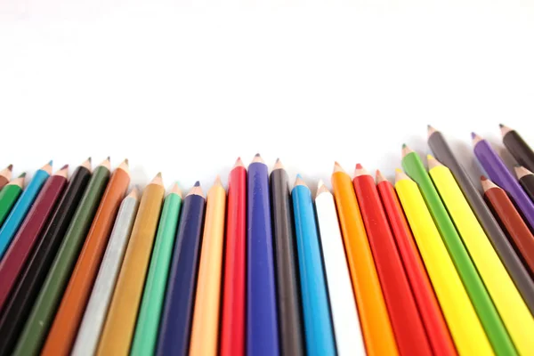 Lápices de colores se encuentran en una fila — Foto de Stock
