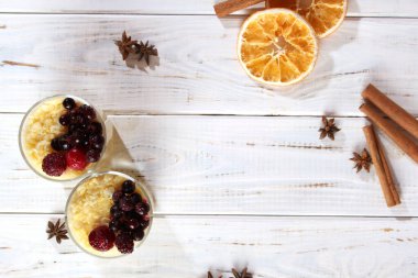 Sağlıklı kahvaltı, güneşli sarı mısır gevreği ve farklı meyveler. Sağlıklı yaşam tarzı.