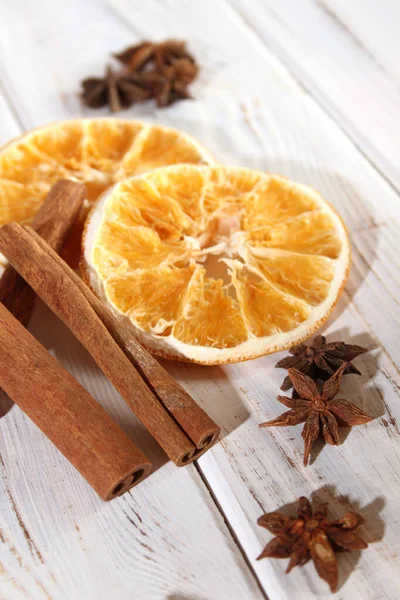 木製のテーブルの上にスパイス 乾燥オレンジ クローブ シナモン — ストック写真