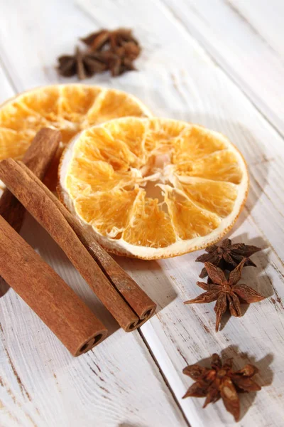 Temperos Uma Mesa Madeira Laranja Seca Cravo Canela — Fotografia de Stock