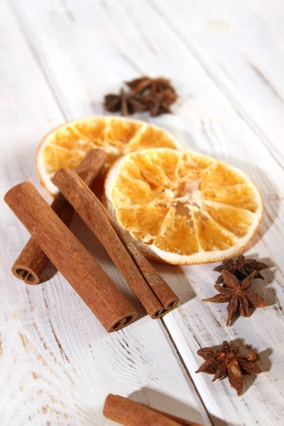 Specerijen Een Houten Tafel Gedroogde Sinaasappel Kruidnagel Kaneel — Stockfoto