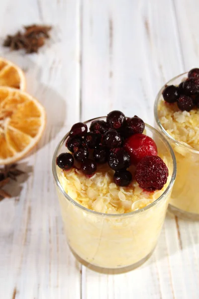 日当たりの良い黄色のシリアルと異なる果実と健康的な朝食 健康的なライフスタイル — ストック写真