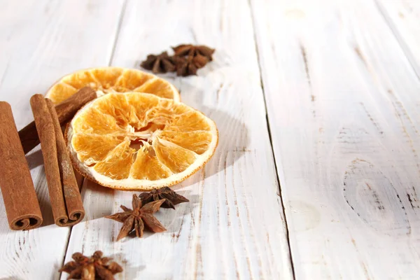 Kryddor Ett Träbord Torkad Apelsin Kryddnejlika Och Kanel — Stockfoto