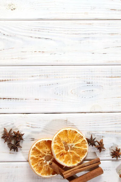 Μπαχαρικά Ξύλινο Τραπέζι Αποξηραμένο Πορτοκάλι Γαρύφαλλο Και Κανέλα — Φωτογραφία Αρχείου