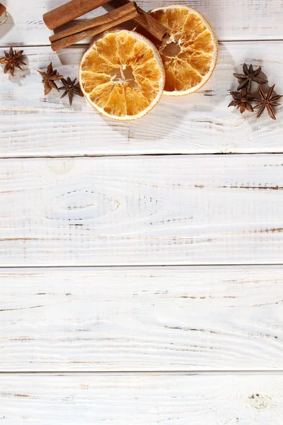 Temperos Uma Mesa Madeira Laranja Seca Cravo Canela — Fotografia de Stock