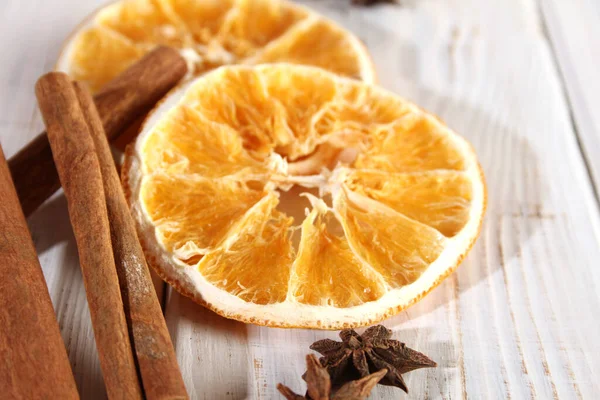 Temperos Uma Mesa Madeira Laranja Seca Cravo Canela — Fotografia de Stock