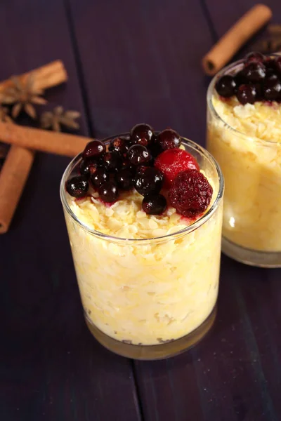 Desayuno Saludable Con Cereales Amarillos Soleados Diferentes Bayas Estilo Vida —  Fotos de Stock