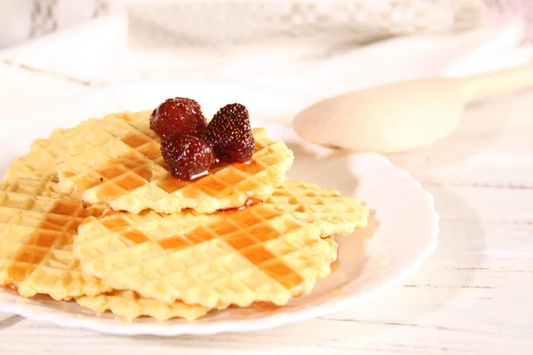 Deser Ciasteczek Waflowych Dżemu Truskawkowego Leży Talerzu — Zdjęcie stockowe