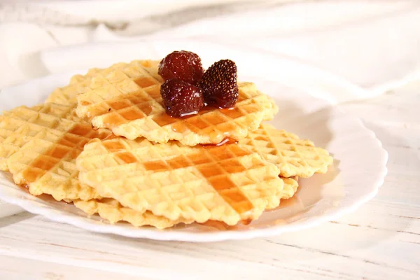 Postre Galletas Gofre Mermelada Fresa Encuentra Plato —  Fotos de Stock