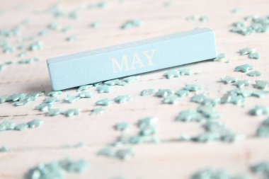 Mayıs ayı ahşap bir barda yazılıdır. Takvim için arkaplan.