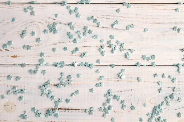 Много Голубых Маленьких Звезд Белом Деревянном Фоне Открытка — стоковое фото