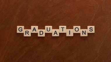 Mezuniyet yazı. Maun tahta üzerinde büyük harflerle Fildişi taşlarla.