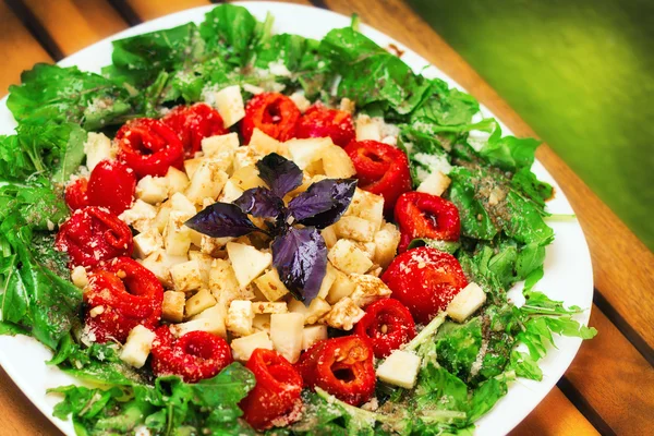 Salada de arugula sazonal com queijo parmesão e pimentas vermelhas assadas — Fotografia de Stock